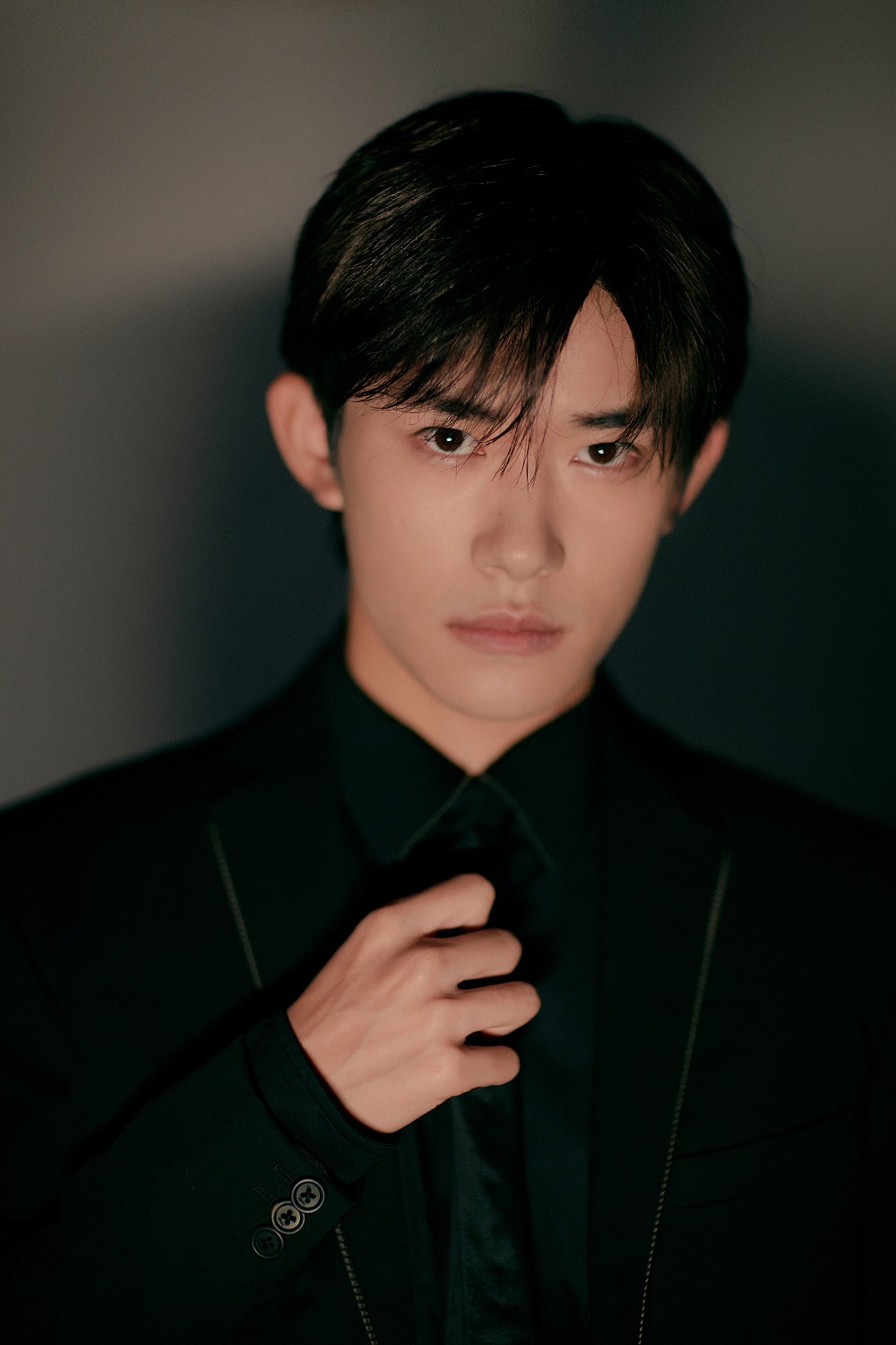 9年、4张牌“登顶”娱乐圈，易烊千玺“顶流之路”揭秘