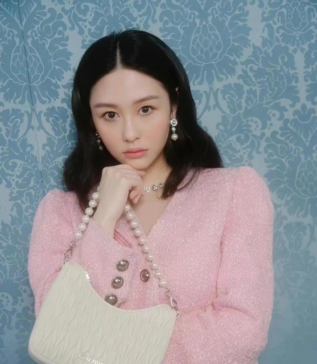 邱淑贞女儿身材好真任性！拿丝巾当“上衣”穿，看着简单却挺时髦