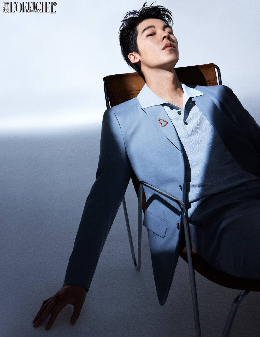 许光汉最新光影大片曝光 仰躺落叶之上立体帅气梦回《想见你》