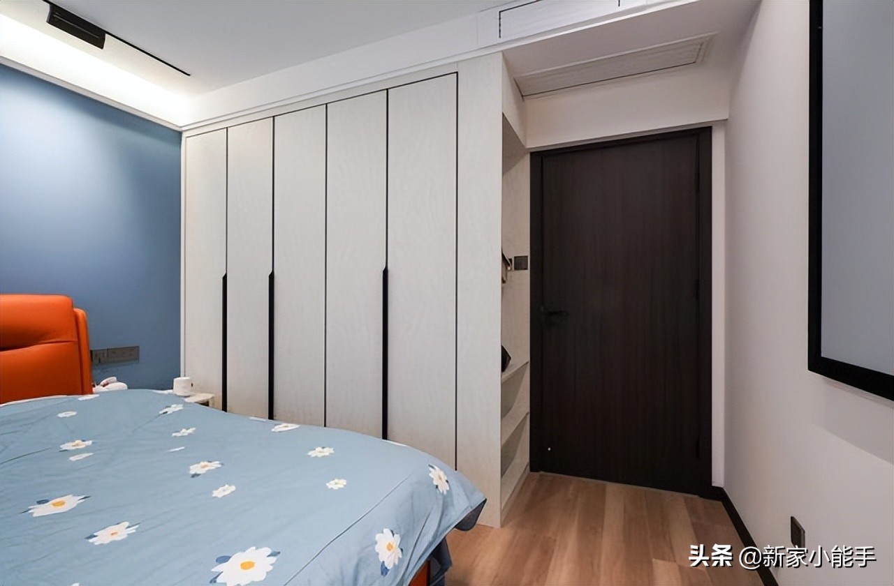 辛苦三个月完工，装修花了20万，色彩搭配漂亮，无主灯设计是亮点
