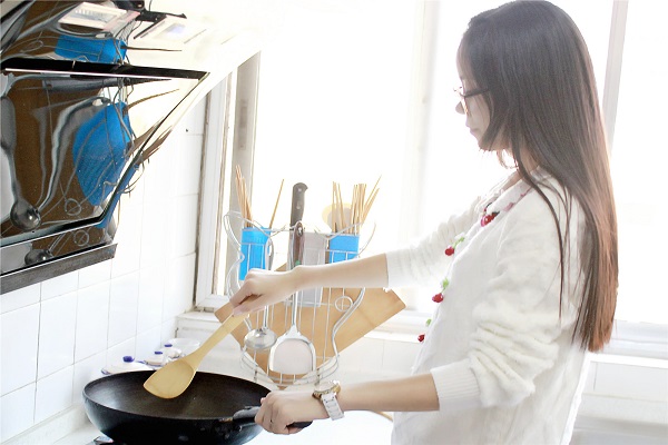 家里的窗户开着好，还是关着好？每天什么时候开窗通风有益健康？