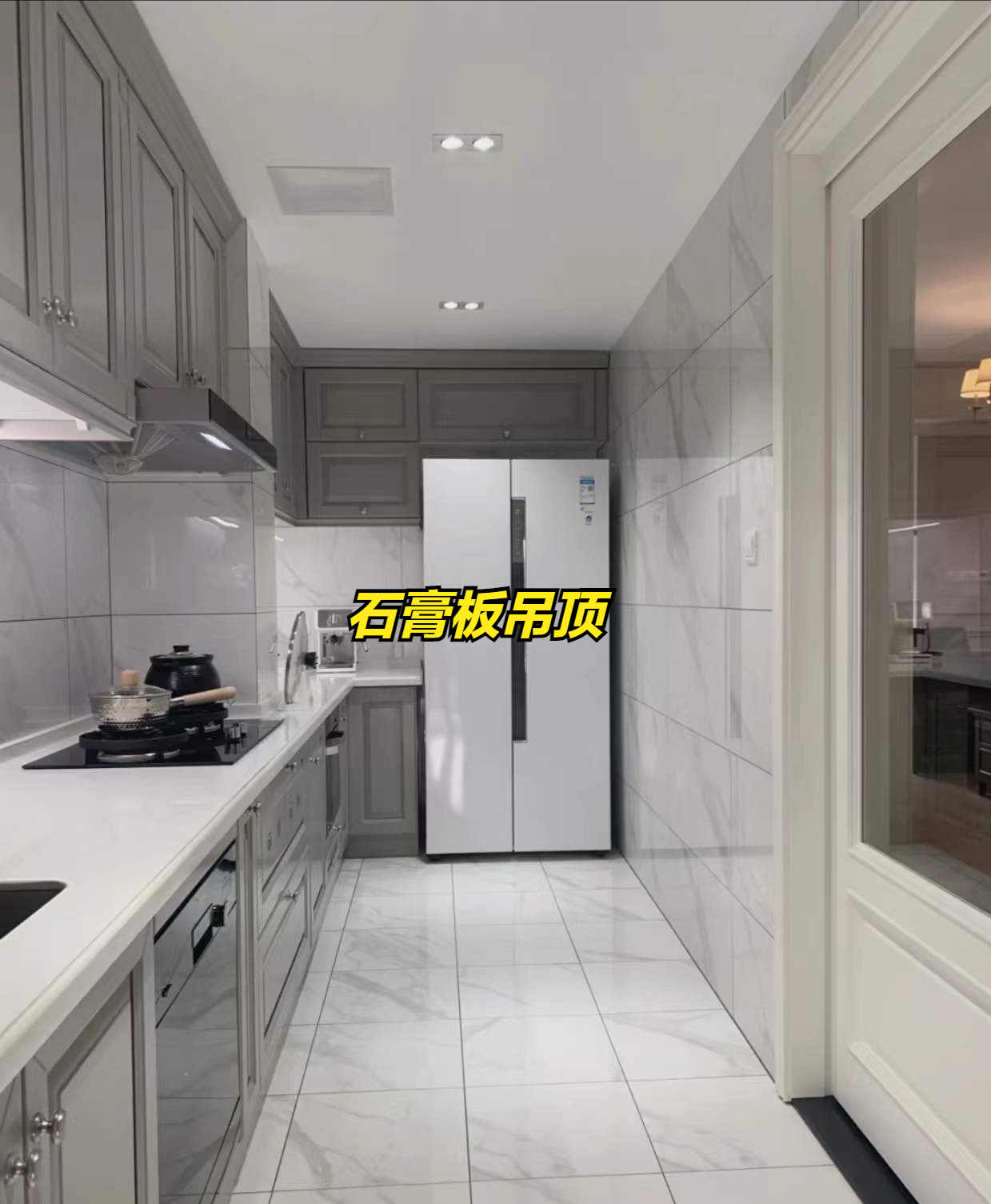 厨房吊顶设计图：现代简约风格吊顶布局与材质搭配方案