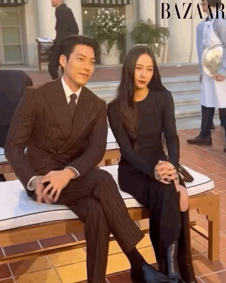 郑秀晶太帅气了，穿长靴搭高开叉黑裙，韩国财阀千金即视感