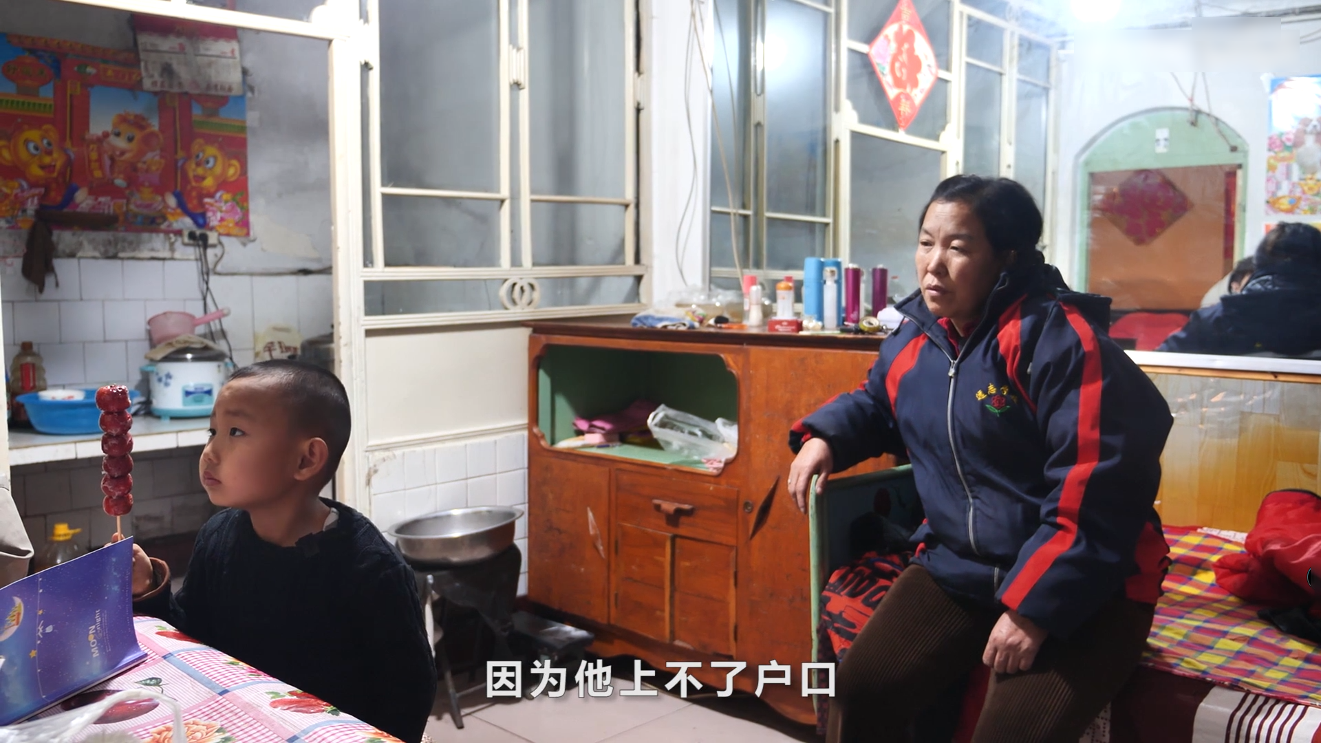 “我妈走了，我爸坐牢了”！7岁男孩憋着不哭，梦想成为消防员