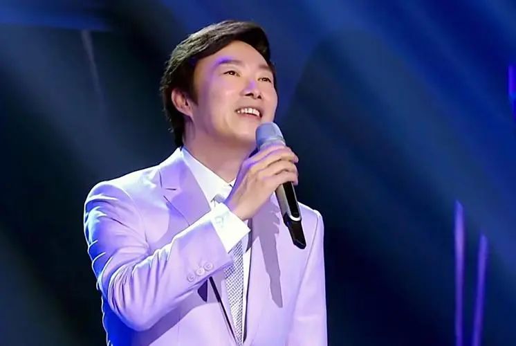 5位年过半百单身无子的男明星：周星驰让人遗憾，张信哲为情所伤