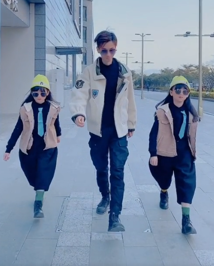 全网最默契姐妹花：“复制粘贴”双胞胎，自学跳舞圈粉1600万