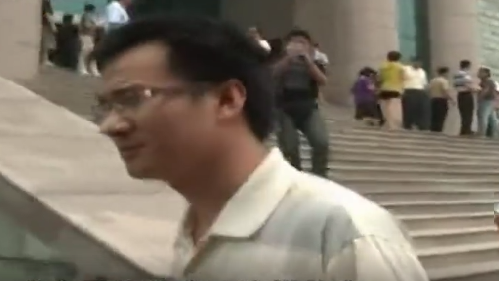 2010年，东莞母亲溺死两13岁双胞胎儿子，丈夫领千人求情：求轻判