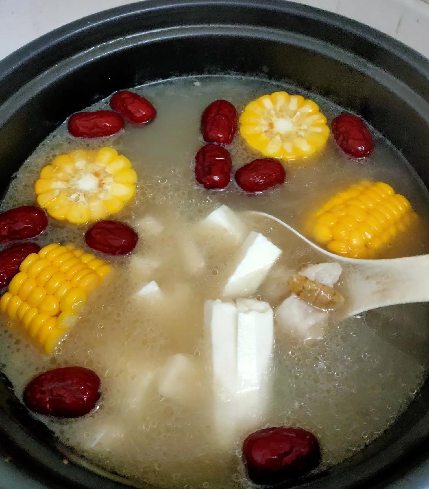 冬天养生汤——我推荐腱子肉.山药.红枣.玉米汤