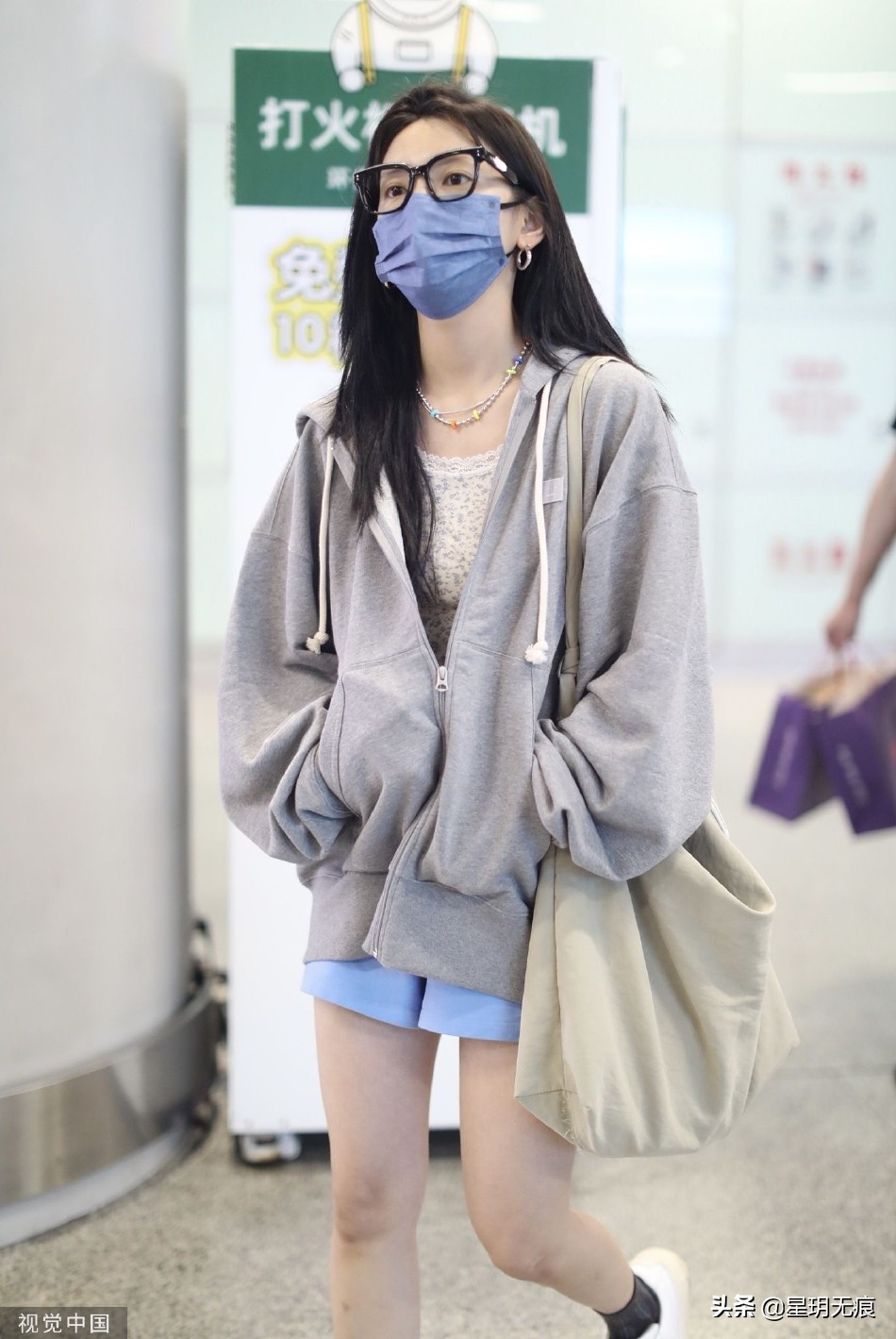 章若楠长发披肩现身机场 戴边框眼镜搭灰色外套休闲舒适