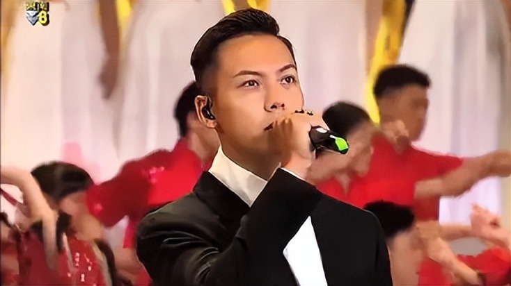 香港回归25周年晚会，陈伟霆谢霆锋唱歌，高冷男神刘德华太会了
