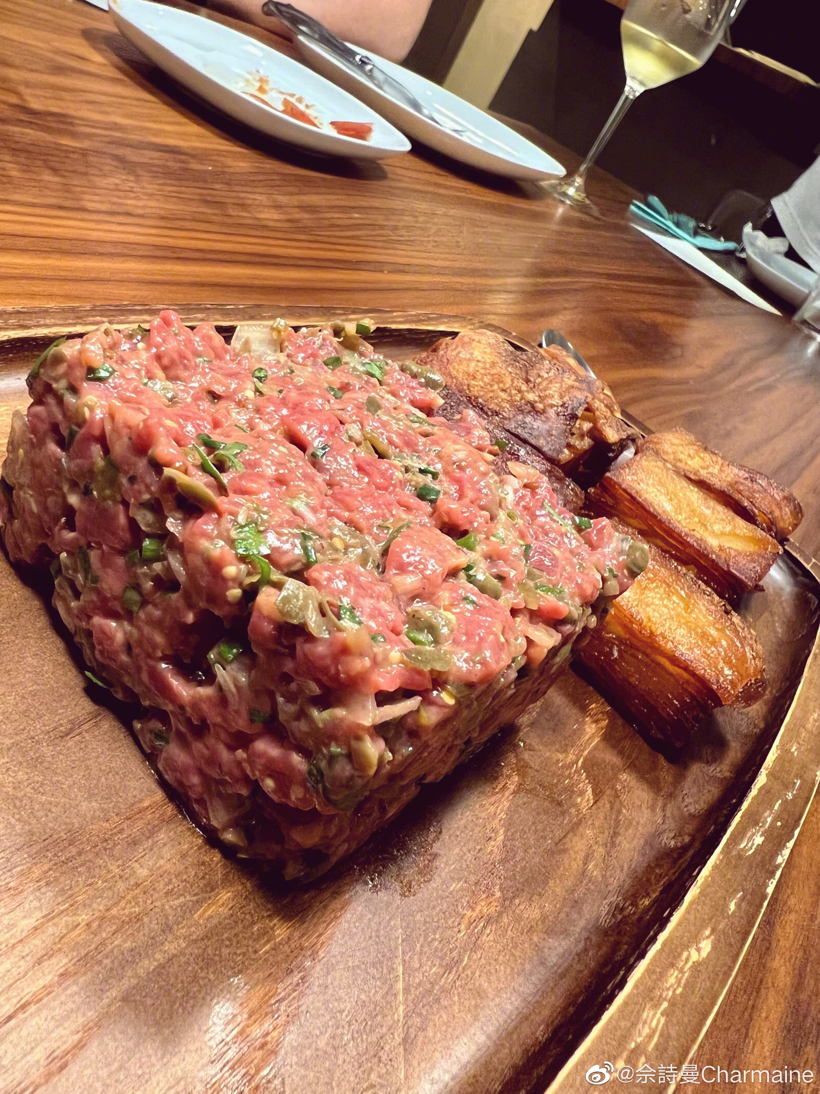 佘诗曼晒家宴无比奢华 桌上最珍贵的一盘被网友称为地狱美食引热议