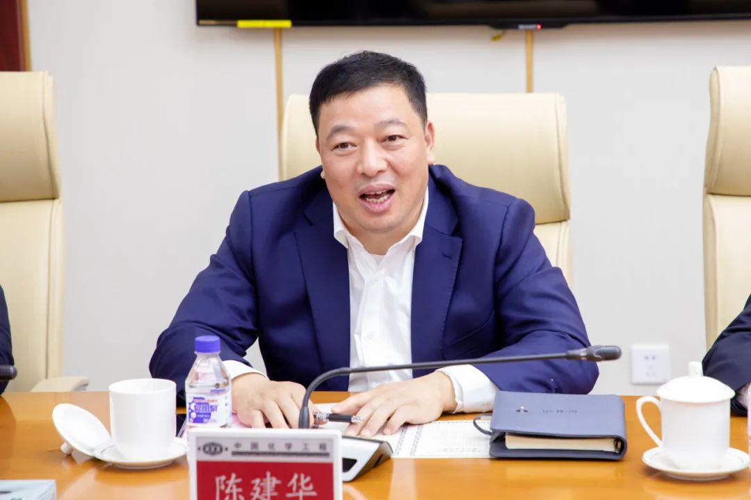 中国前10位的民企，去年只有1家下降，反而受尊敬，京东逼近万亿