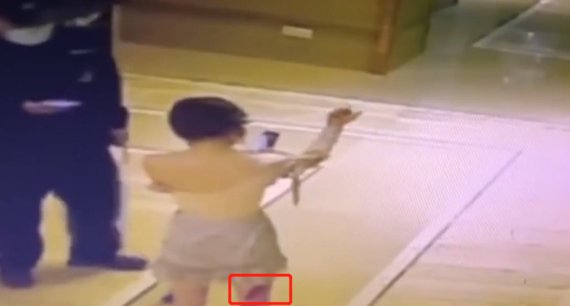 年轻女子深夜回家拒绝出示健康码，踹碎单元玻璃门，法院判决来了