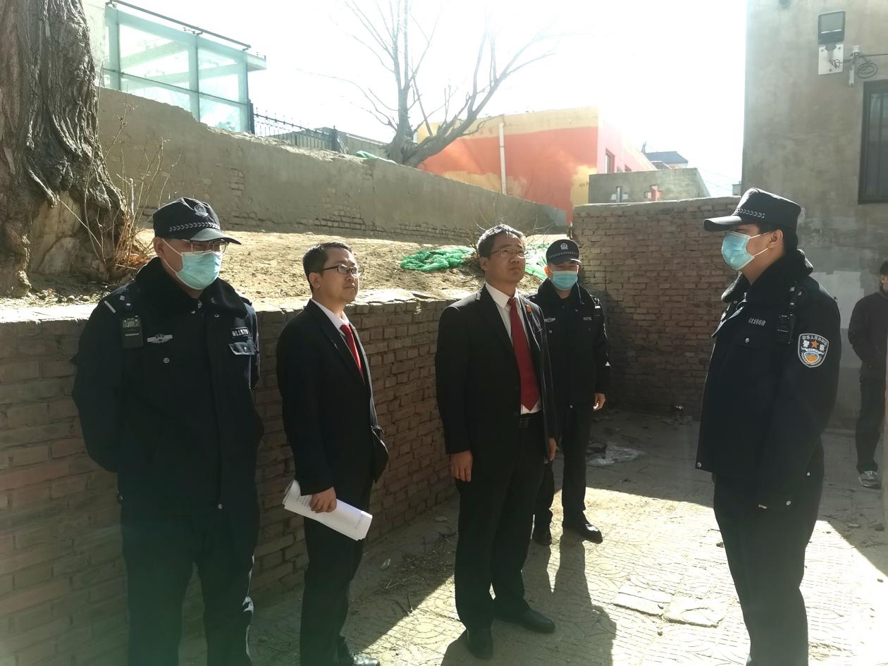 “老赖”欠钱玩失踪 神木法院强制腾房没商量