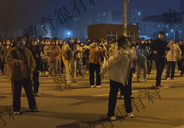 河北大学“火了”，一群美女大学生校内跳广场舞，青春活泼有朝气