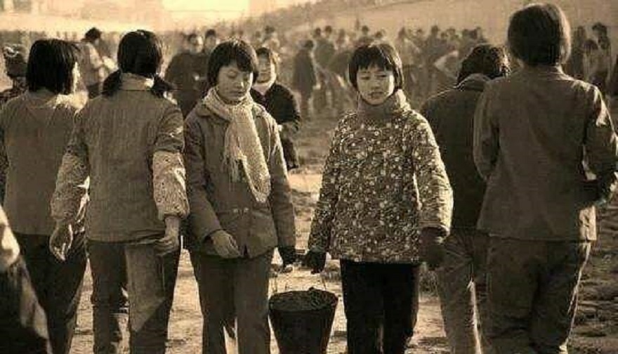 1995年，19岁女大学生被120元卖给55岁老汉，2人与牲口同住17年