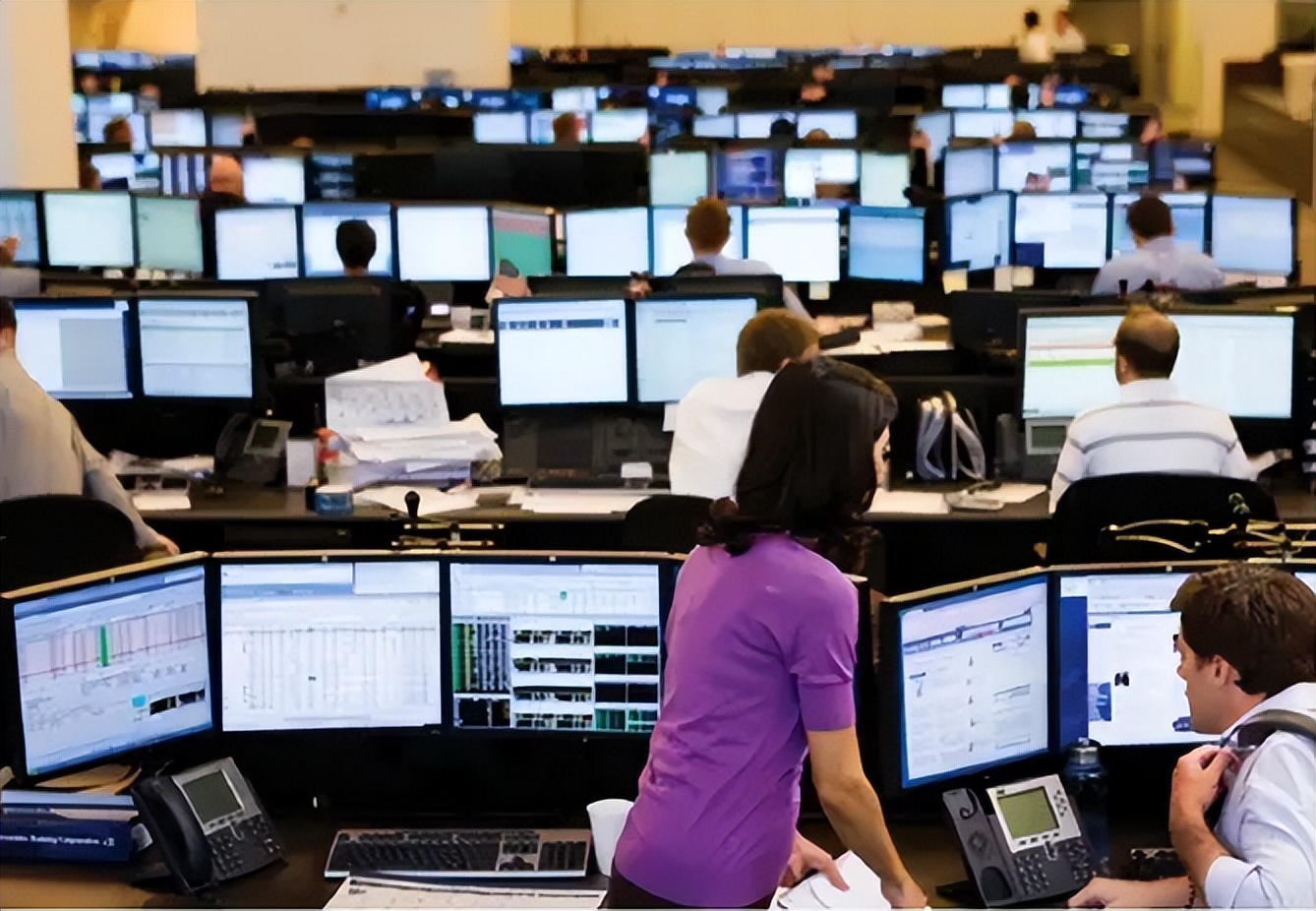 最新不同行业平均薪酬出炉，金融居榜首计算机第5，过来人：后悔