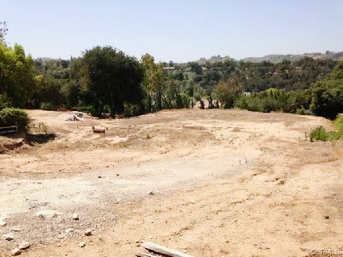 苏州一拆迁户，矮楼被别墅群包围，1000万也不拆，回家还得渡河