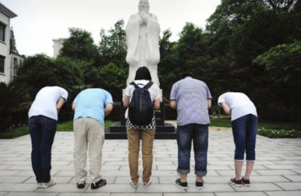 期末考试临近，学生参拜各路“神仙”，连学校的雕塑都不放过