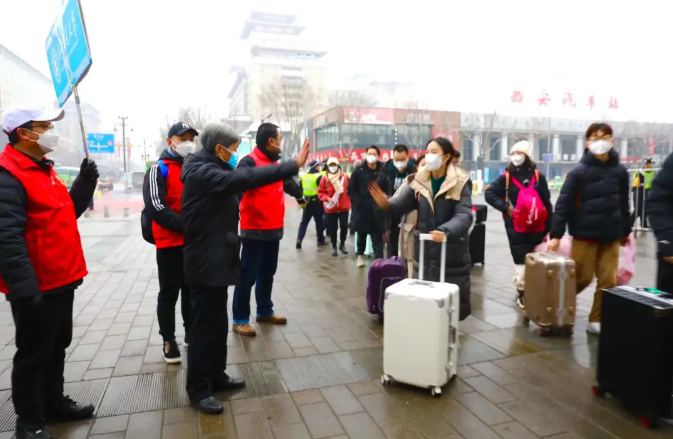 发放“年货礼包”，党委书记、校长来送！西安交大3.4万余名学生离校回家！