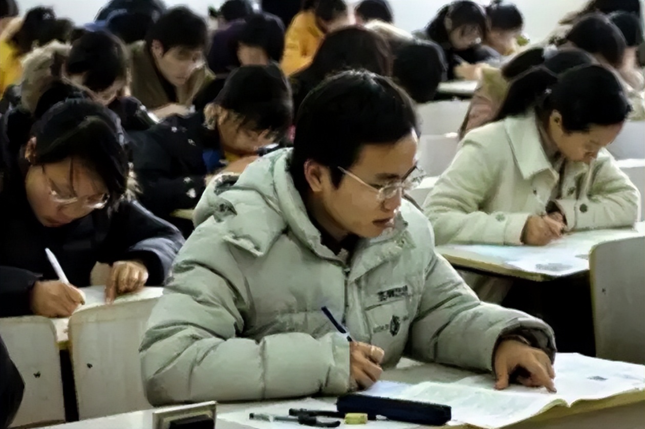 上海985副教授晒年薪，公积金堪比打工人月薪，现实就是这么残酷