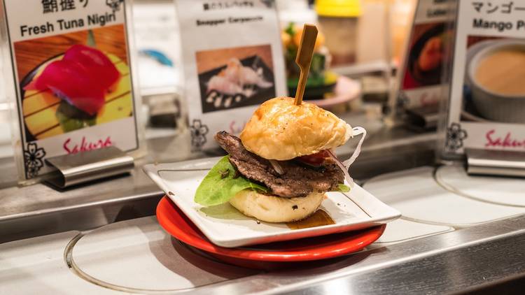 在正宗的回轉壽司店里用餐是種什么體驗？回轉壽司美食指南來了