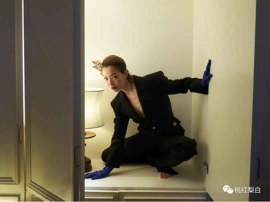 明星红黑榜：巨星范十足的郑秀文，仿佛下一秒就要开唱了