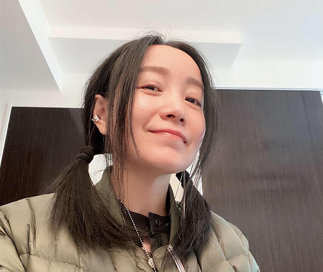 53岁斯琴格日乐放飞自我，坐在路边弹唱无人认出，突然大叫蹦老高