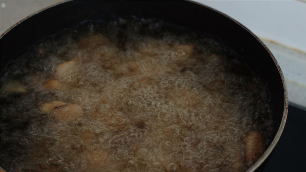 家庭版的辣子鸡，做法简单，简单一炒就出锅