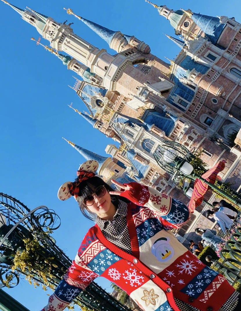 吴尊圣诞节打卡迪士尼，和妻子浪漫亲吻，NeiNei身高快赶上妈妈