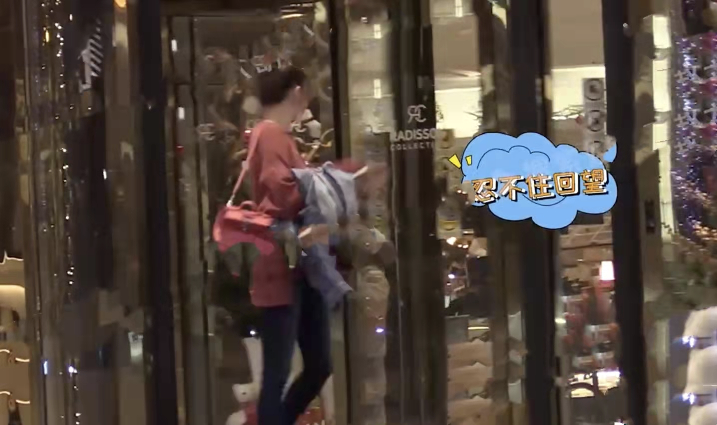陈小春直播翻车后现身，与应采儿接儿子，门口不停吸烟疑心情不佳