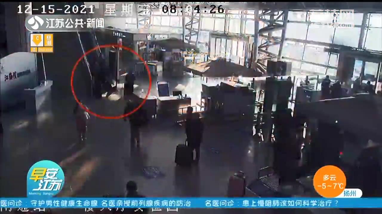 旅客扶梯不慎跌倒 南通民警发现及时救援