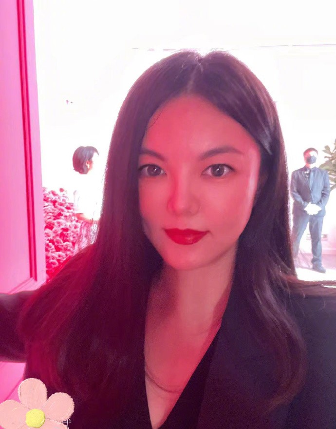 王岳伦与美女约会被拍（王岳伦深夜搂美女回酒店）