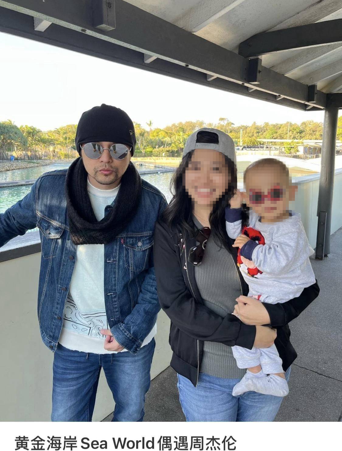 周杰伦全家出游，助理检查路人手机禁止拍照，网友建议当事人报警