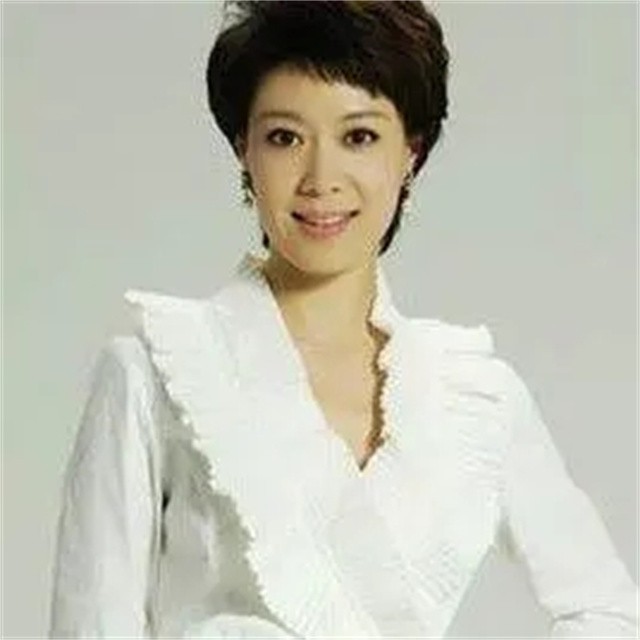 48岁央视主持李文静，戴假发10多年，与老公一直坚持成为丁克一族