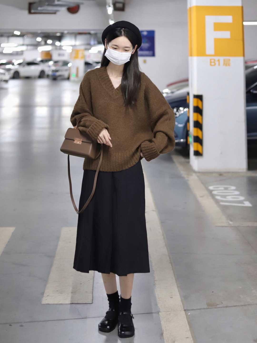 黑色半身裙的万能搭配公式全在这,喜欢简约风格的,来这里集合了