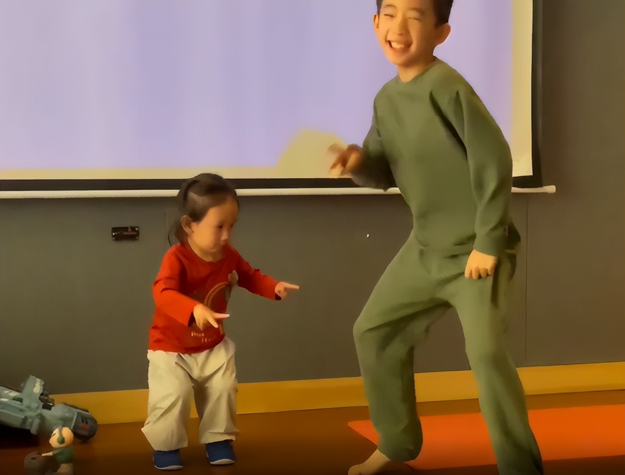 应采儿晒宅家日常，亲自为儿子理发好有爱，Jasper越长越像妈妈