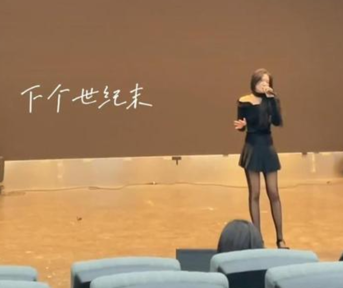 南京一高校期末考试，女大学生穿“黑丝”演唱，评论区两极分化