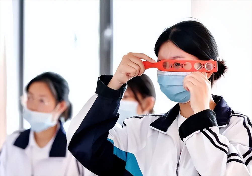 高考体检真的要“一丝不挂”吗？关键看这3点要求，学生：羞涩