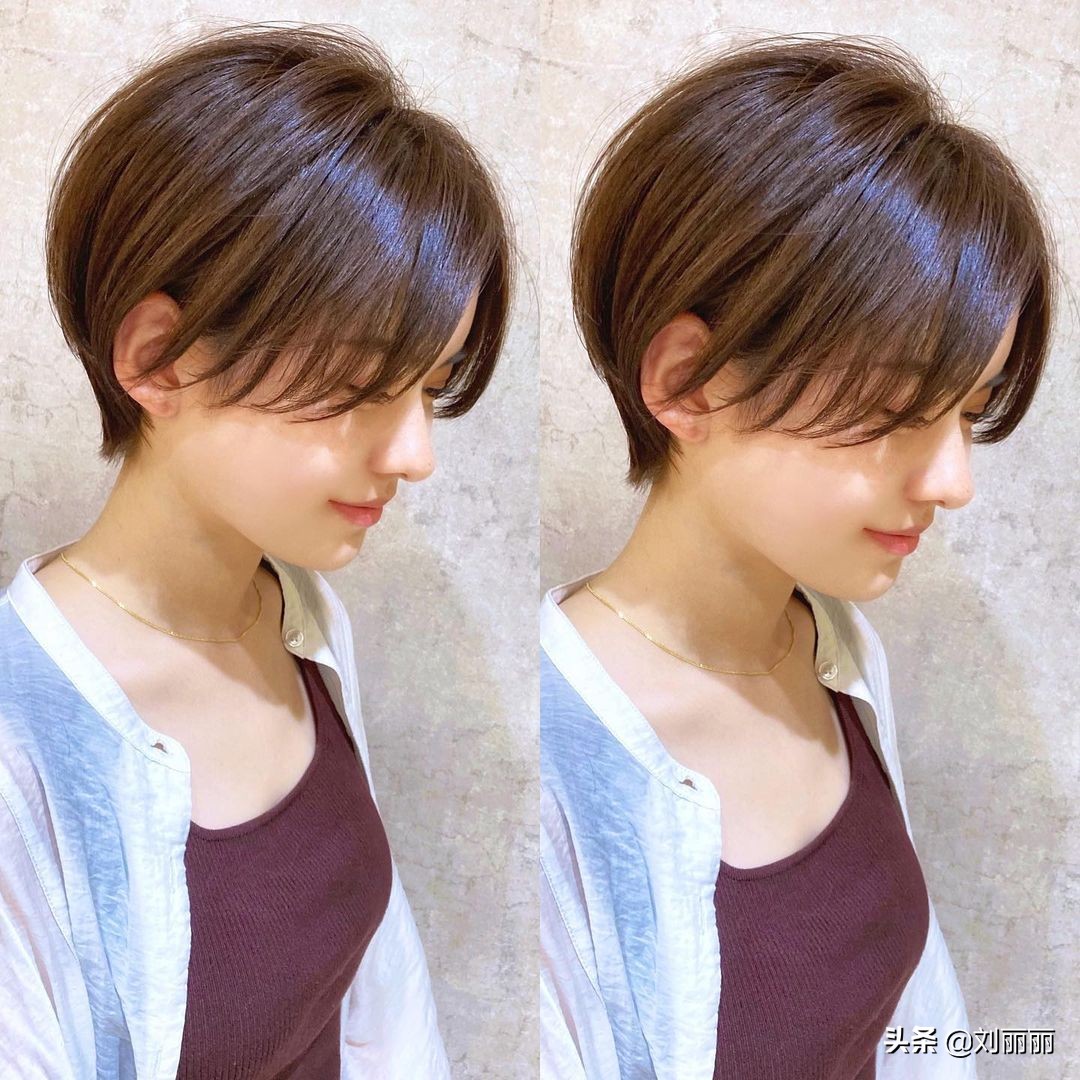 中分的短发,两侧发丝自然地垂落下来到达颧骨的位置,修颜又显瘦,合理