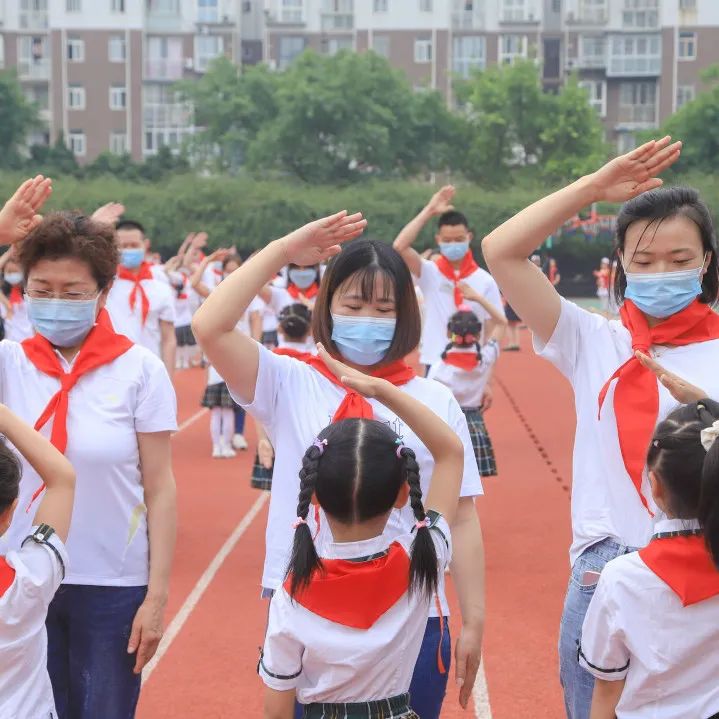 四川天府新区南湖小学举行2021级首批新队员入队仪式