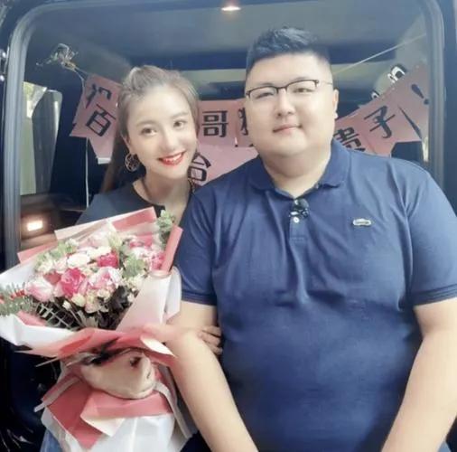 猴哥自曝家境：是草根，不是有钱人，娶到何钰欣是高攀了