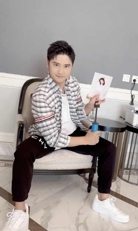 田亮将妻儿公主抱，森碟高挑身材藏不住，叶一茜被老公整蛊