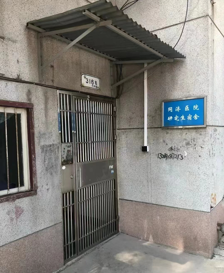 为了迎接新生，各大院校晒研究生宿舍环境，仿佛挣扎在贫困线上