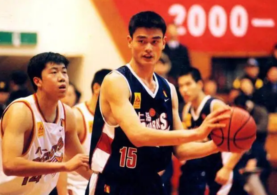 姚明为什么能成为nba状元(02年姚明凭什么当选状元？22岁的年纪，看他在CBA的表现就懂)