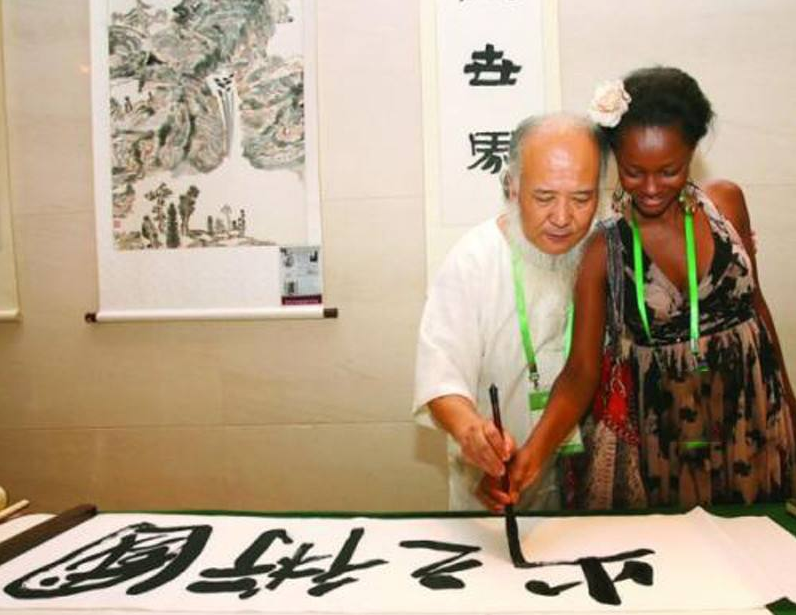 2011年，53岁画家杨彦娶21岁非洲学生，老来得子后为何剃度出家？