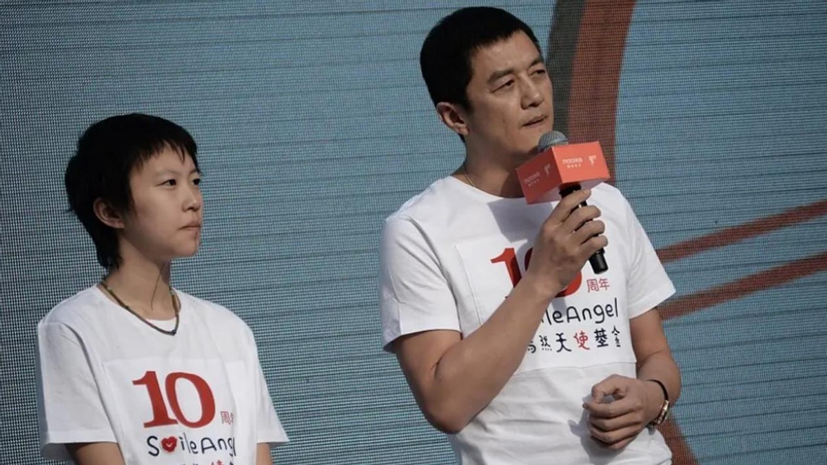 同样是后爸，李亚鹏为窦靖童苦等校长三小时，谢霆锋却同场不见面