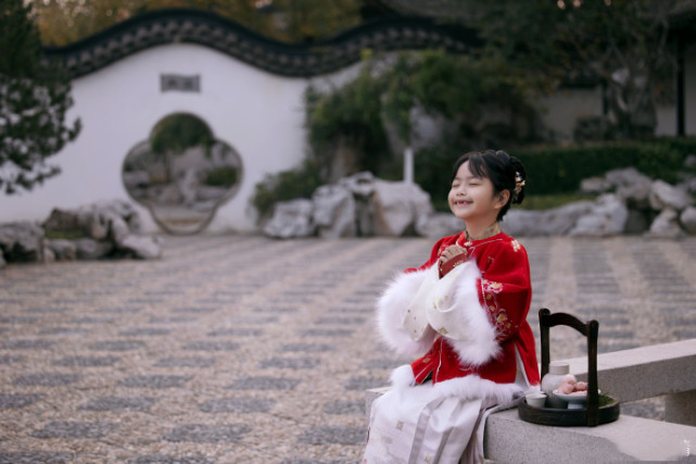 包文婧晒母女古风写真庆元旦，饺子变豁牙小萌妹，越长大越好看