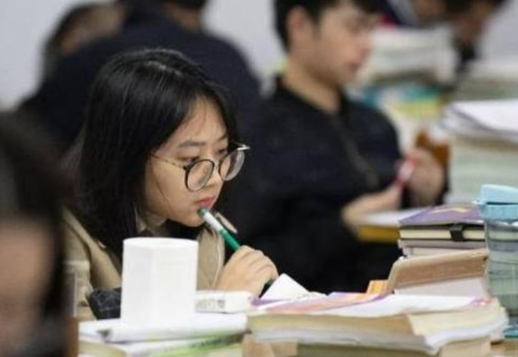 2022年迎来“史上最多毕业生”，1076万人创新高，学生出路在哪？