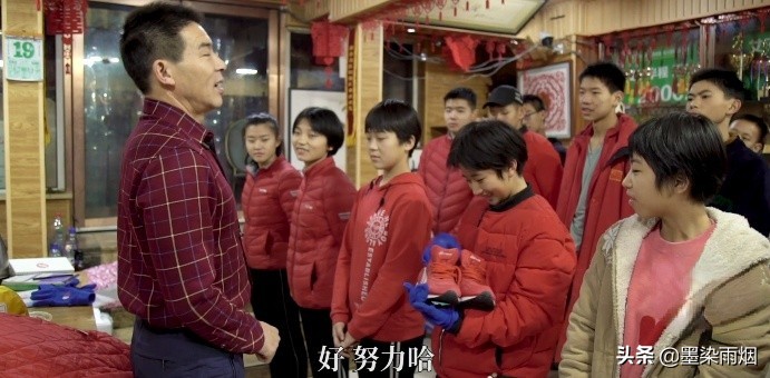 东北体育老师半生未婚，却被120个孩子叫爸爸，媒体跟踪报道12年